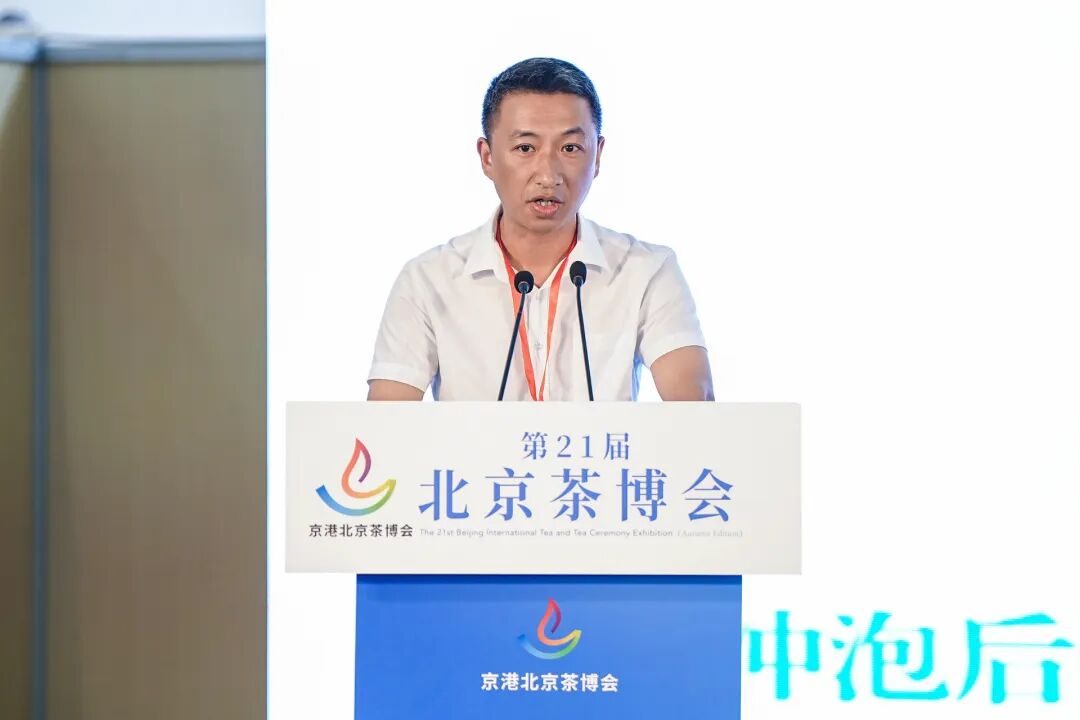 雷山县农业农村局党组成员、茶叶中心主任文晓周推介雷山银球茶