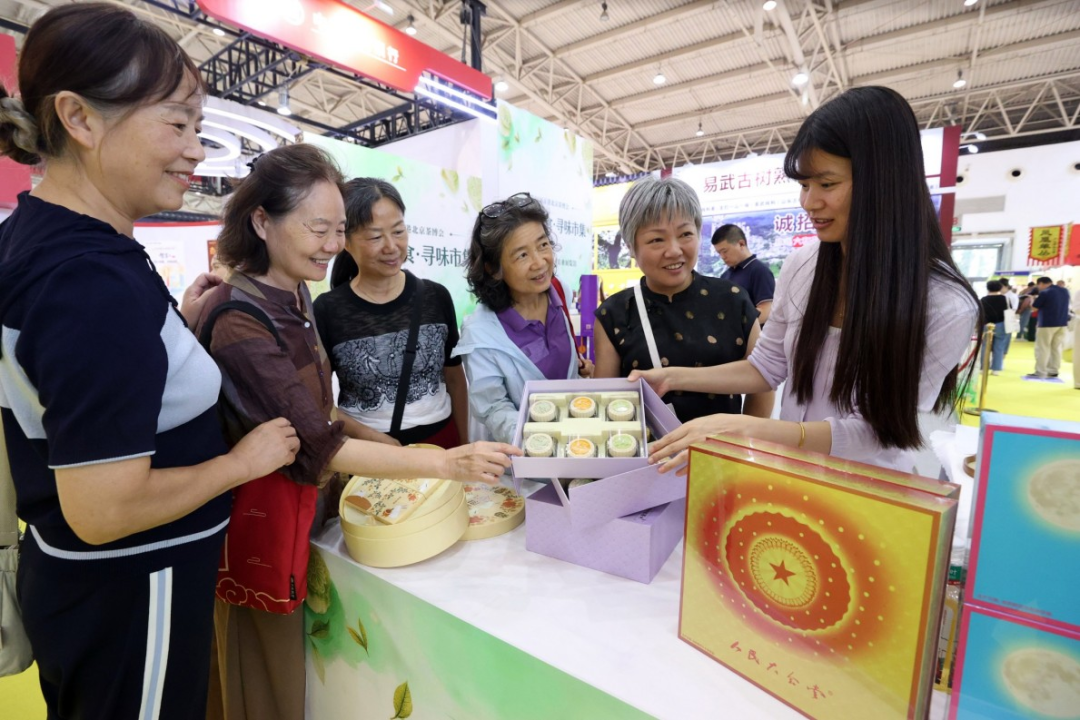 观众在展位前了解茶食品