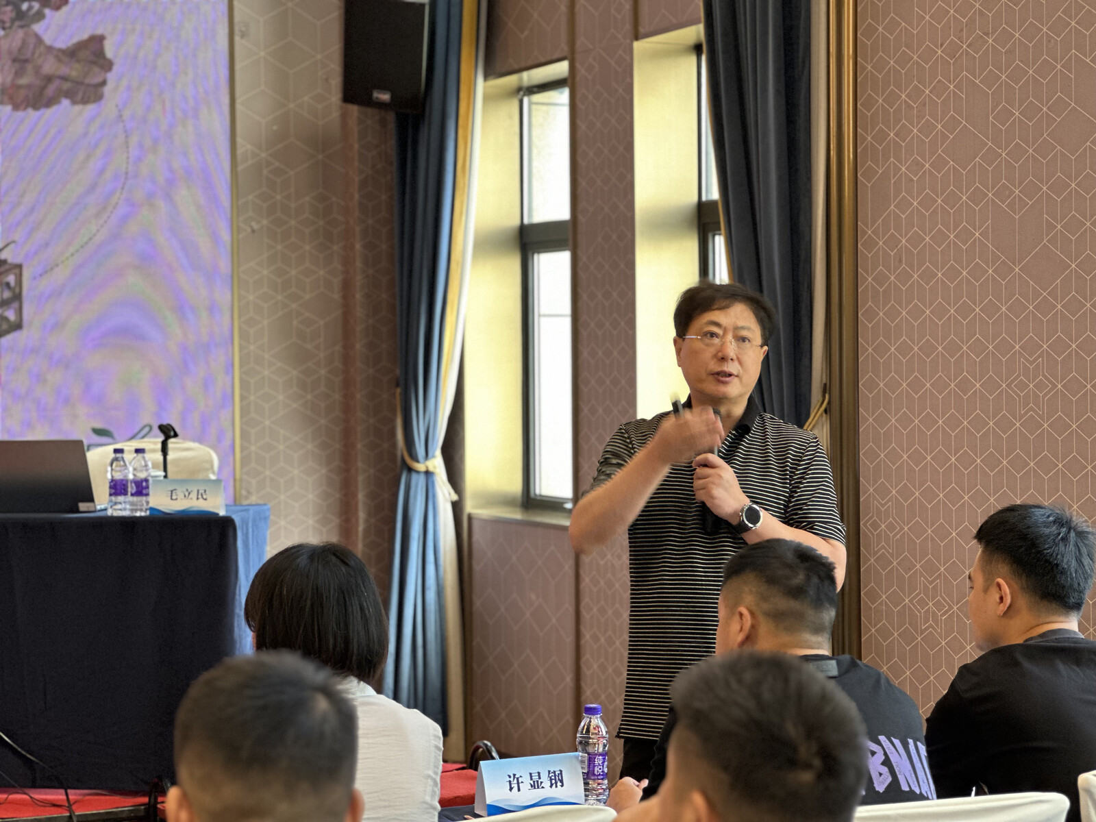 浙江茶博士生物科技有限公司董事长毛立民在培训班上授课