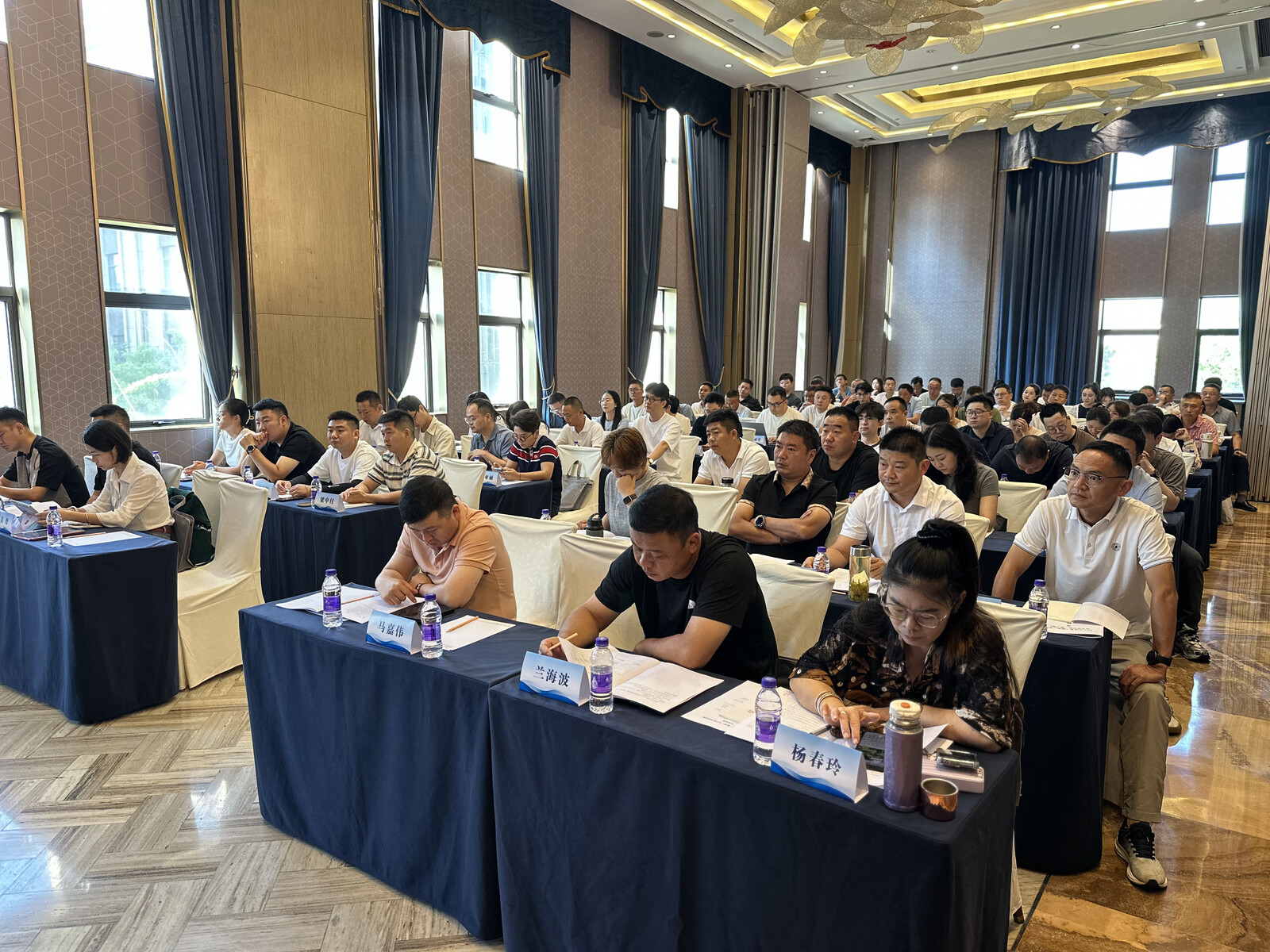 参训学员在会场听取开班动员
